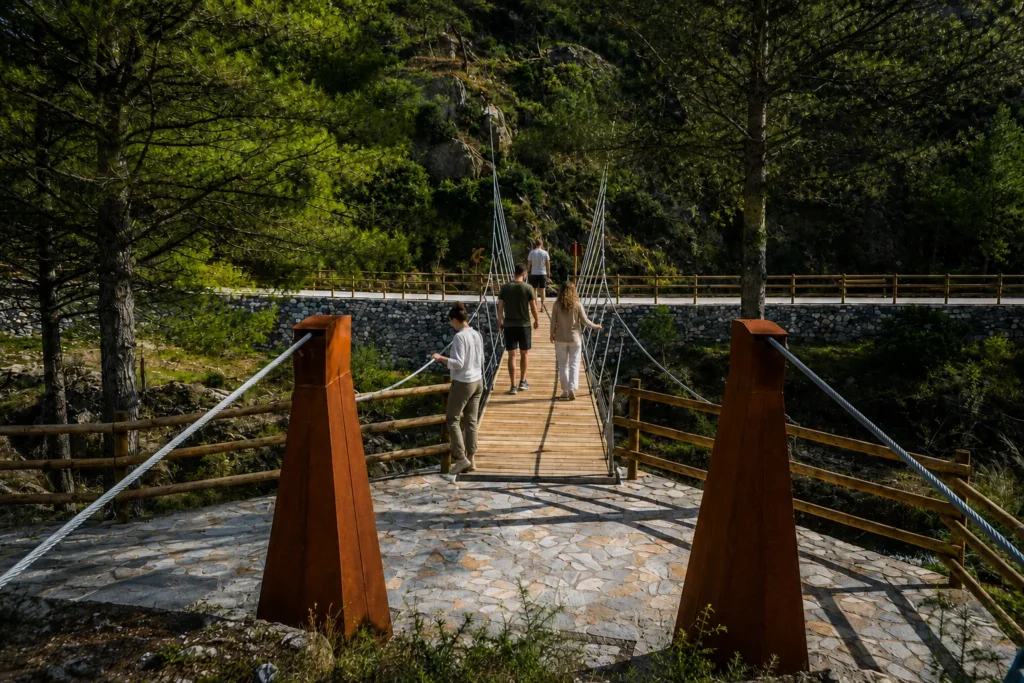 personas-sobre-puente_11zon